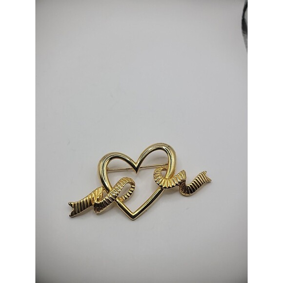 Vintage Brooch Pin Heart Ribbon Ribbed Gold Tone Jewelry Costume - Picture 4 of 11